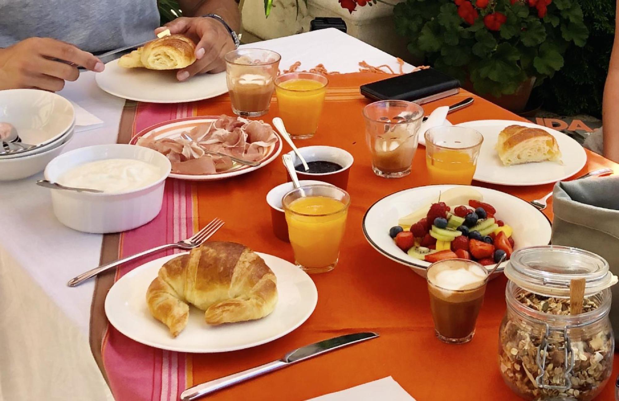 La Cour Des Delices Bed and Breakfast Gigny  Eksteriør billede