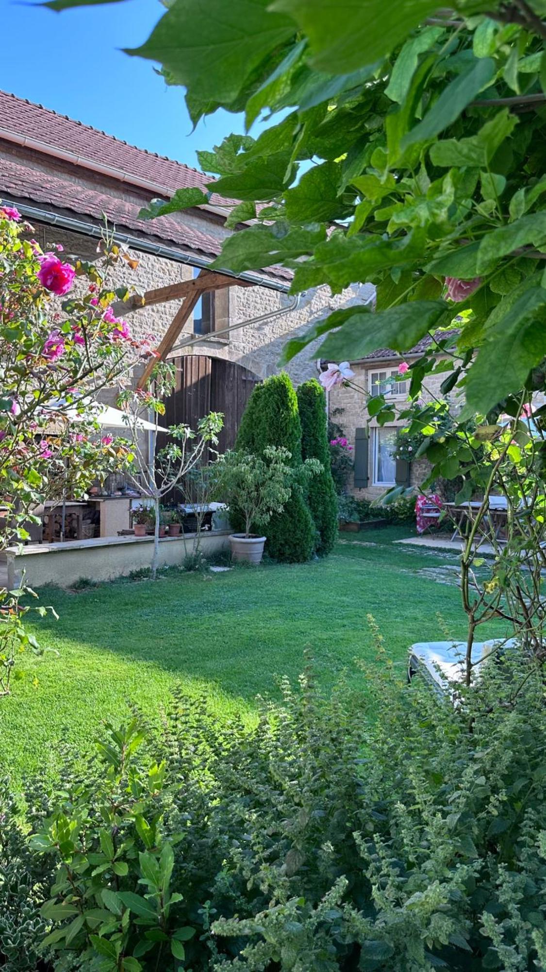 La Cour Des Delices Bed and Breakfast Gigny  Eksteriør billede