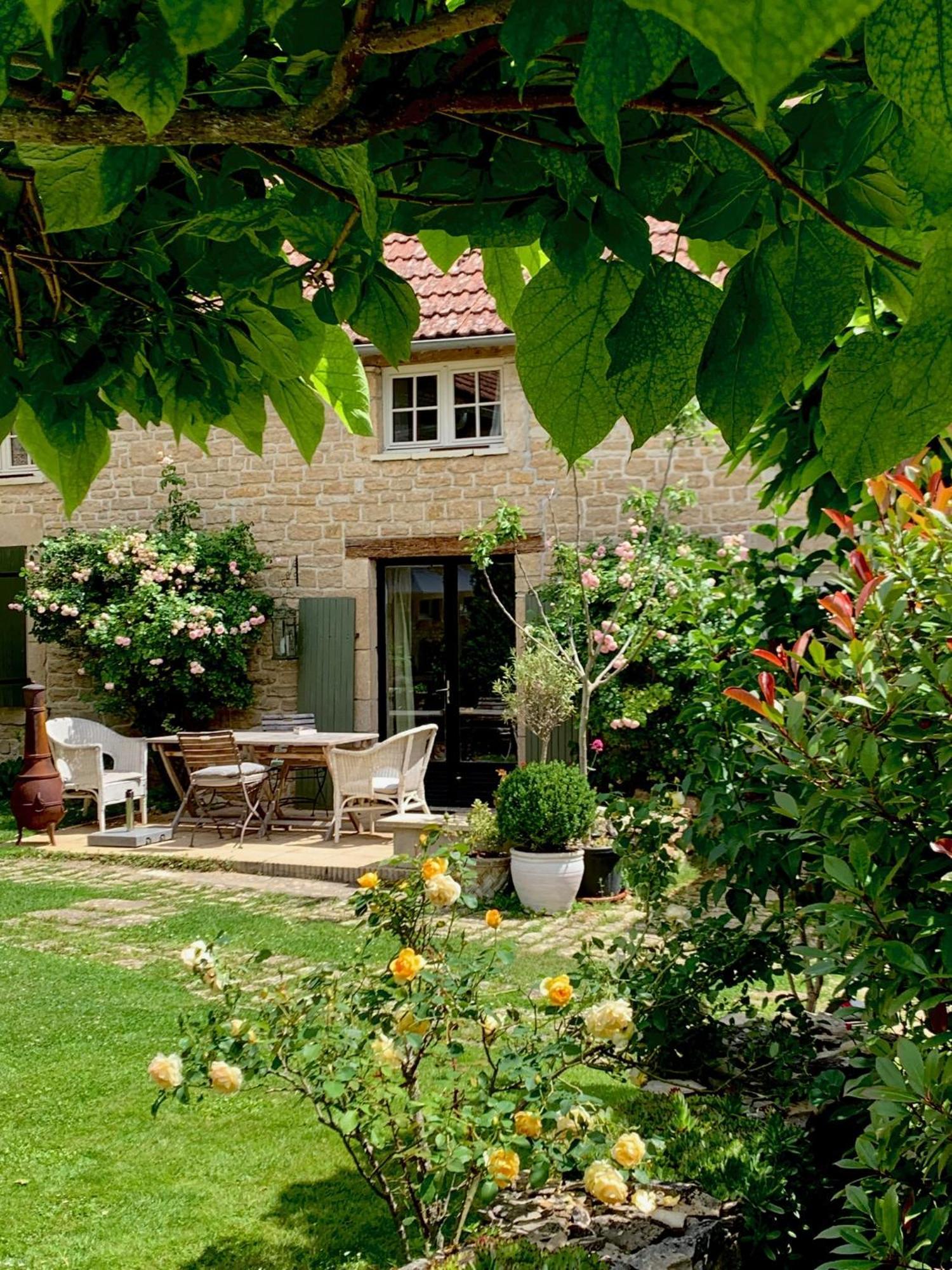 La Cour Des Delices Bed and Breakfast Gigny  Eksteriør billede