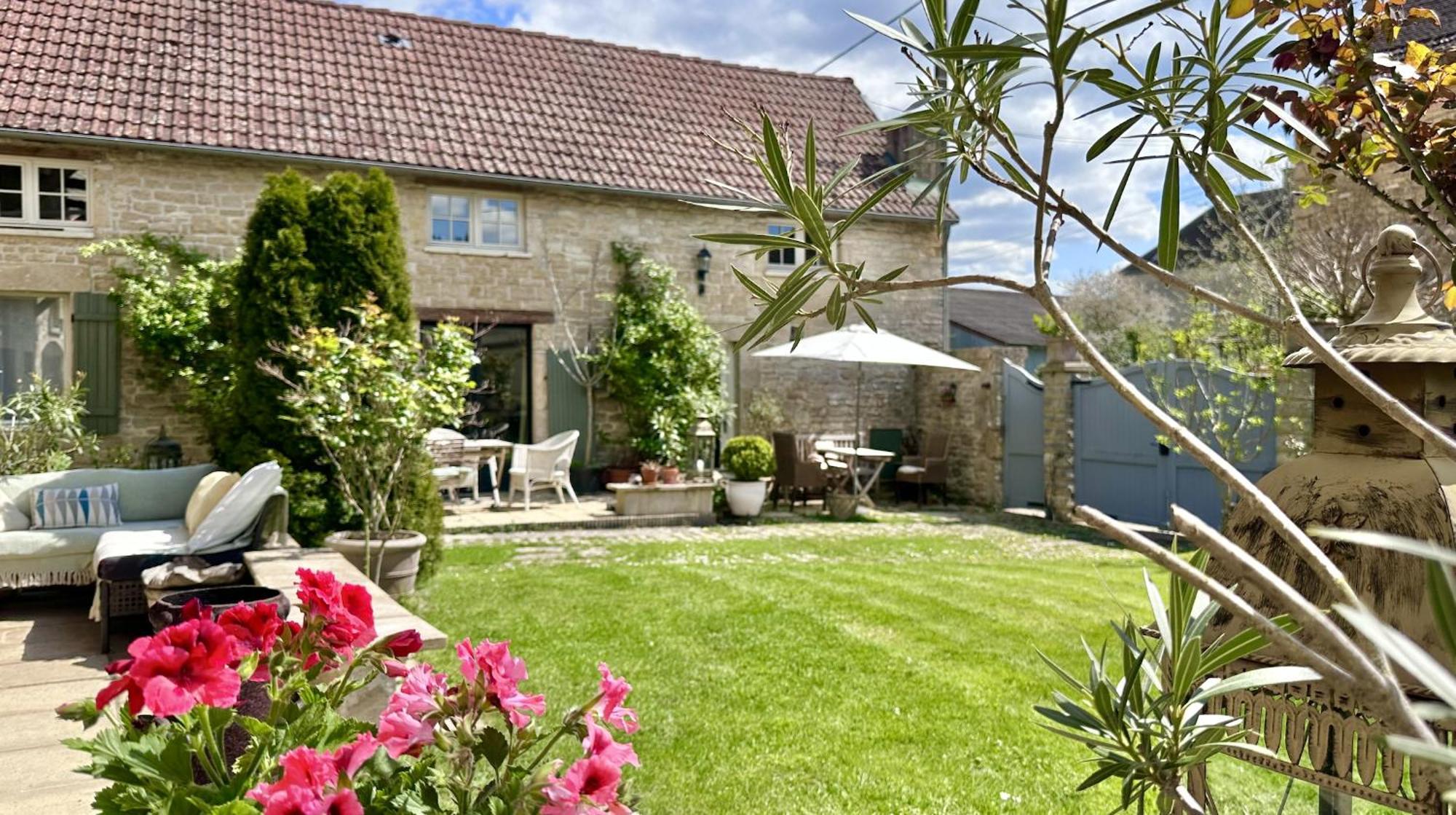 La Cour Des Delices Bed and Breakfast Gigny  Eksteriør billede